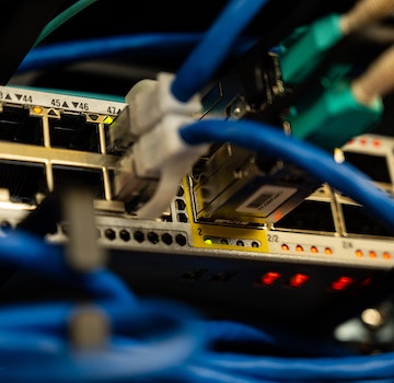 Programmazione e configurazione di routers, access point, switch Cisco e Server.